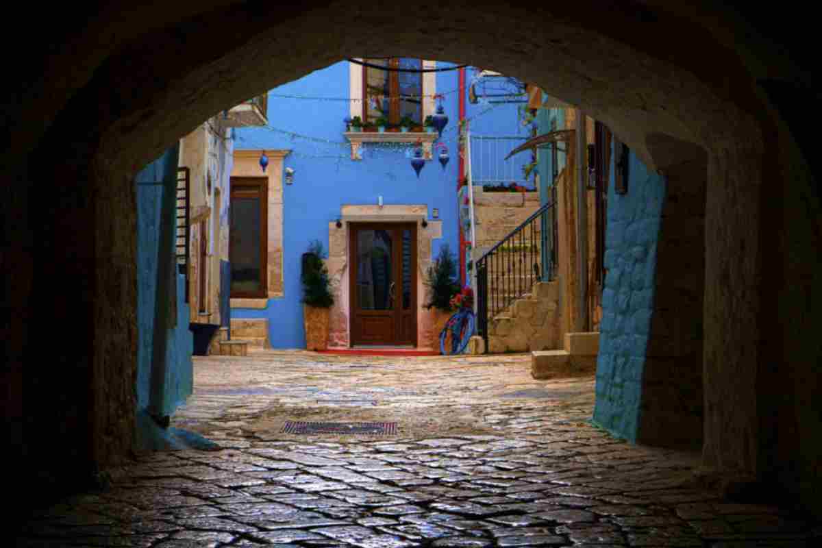 Il fenomeno del borgo blu di Casamassima ha contribuito a rilanciare l’economia locale, trasformando il paese