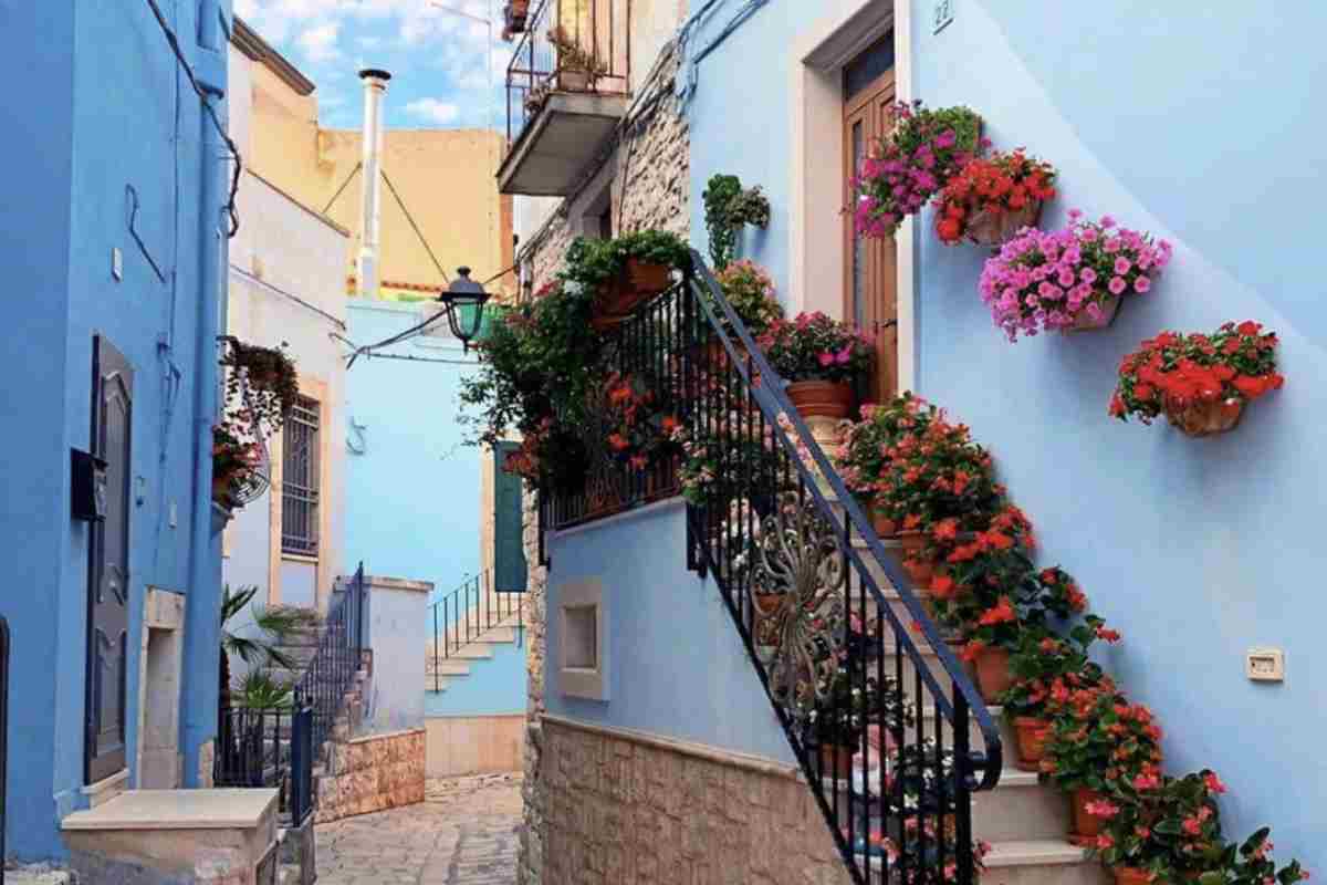 Questo luogo affascinante, noto per le sue peculiari sfumature di blu che tingono le sue architetture, ha da sempre suscitato curiosità