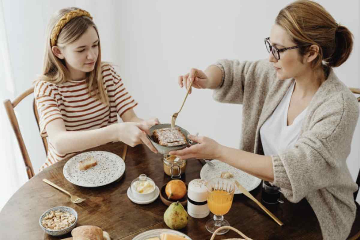 L’attenzione non è dunque solo rivolta alla qualità e quantità degli alimenti, ma anche al momento in cui si consuma il pasto serale