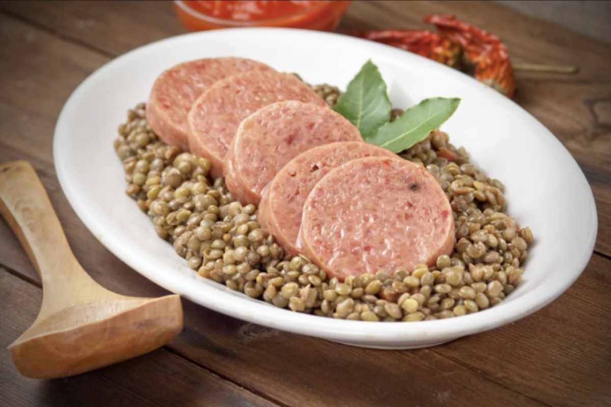 Secondo una recente indagine condotta tra le principali catene di supermercati a Milano e Roma, i prezzi di cotechino e zampone rimangono stabili