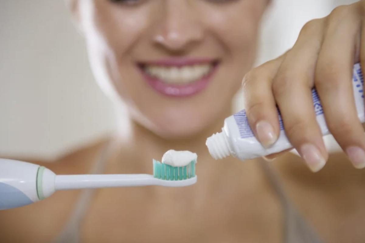 Il bianco del dentifricio non ha solo una motivazione tecnica, ma è anche una scelta strategica che risponde a dinamiche di marketing