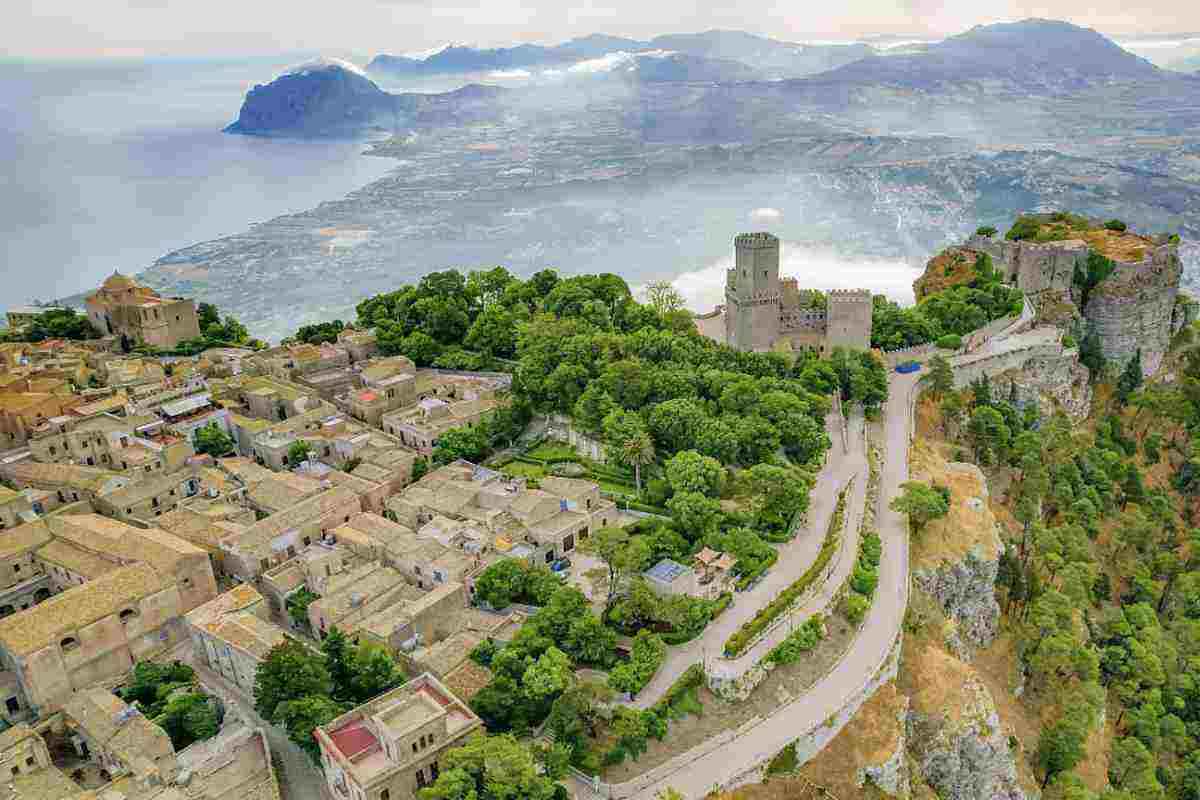 Con temperature miti lungo le coste e un clima più rigido nelle zone interne e montane, l’isola si trasforma in un luogo ideale