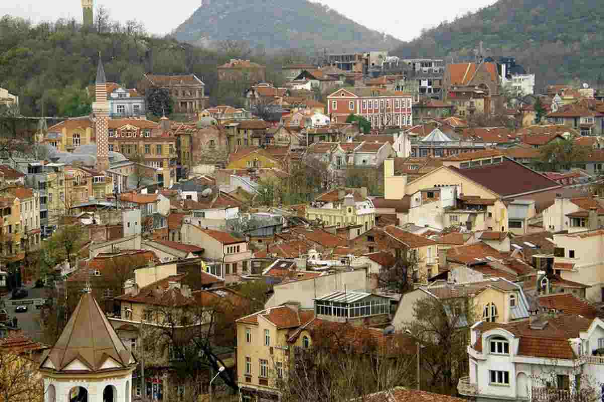 Mentre le mete più celebri si saturano di visitatori, cresce l’interesse per quei borghi e città che conservano intatto il loro spirito originario