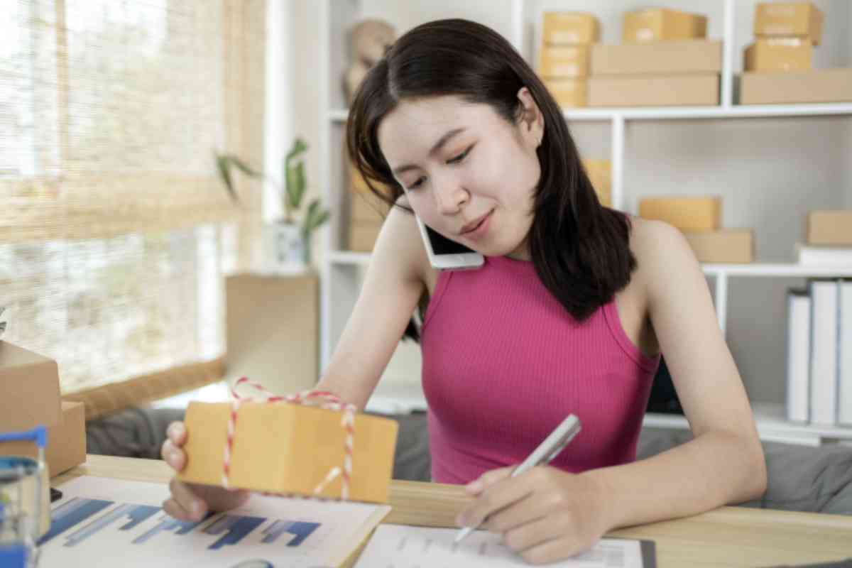 Un’altra modalità per valorizzare i regali indesiderati è organizzare uno swap party tra amici, una festa in cui scambiare oggetti e abiti