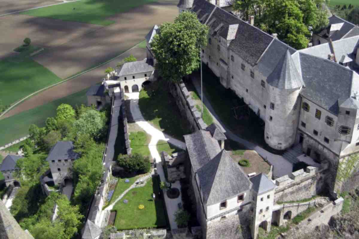 Il castello di Hochosterwitz si trova nei pressi di Sankt Georgen am Längsee, a circa mezz’ora d’auto da Klagenfurt, capoluogo della Carinzia.