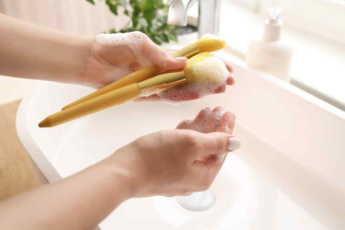 migliori tecniche per pulire pennelli make up