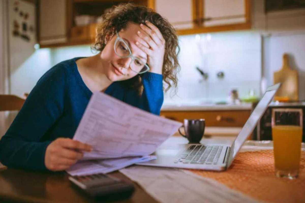 donna preoccupata per rincari