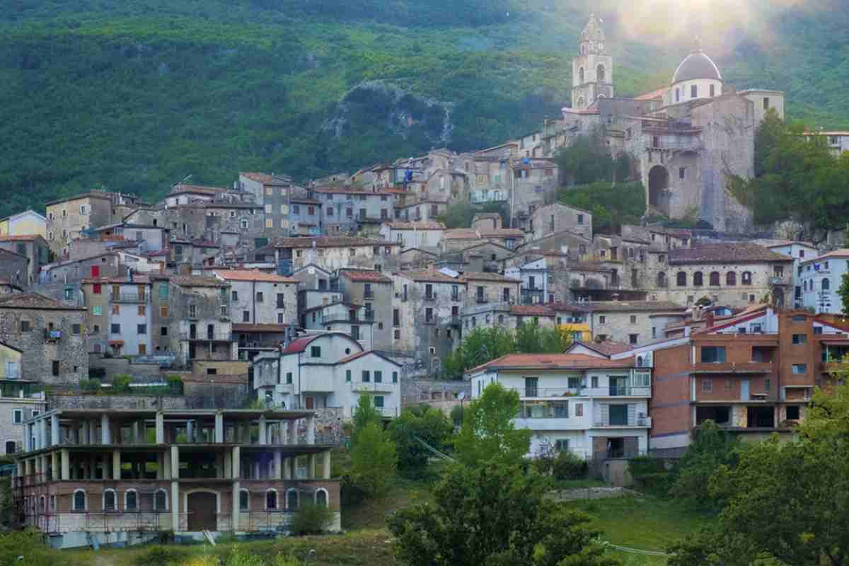 Particolarmente significativo è l’ingresso di Cusano Mutri, autentico scrigno storico e naturale. Arroccato su un colle