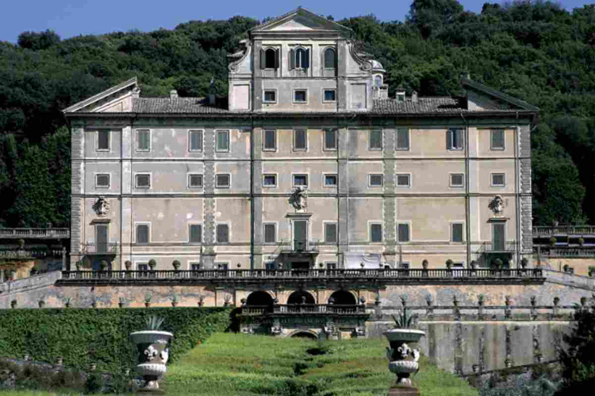 Villa Aldobrandini non è solo una testimonianza architettonica, ma un vero e proprio scrigno di storia. La sua fama attraversò i secoli